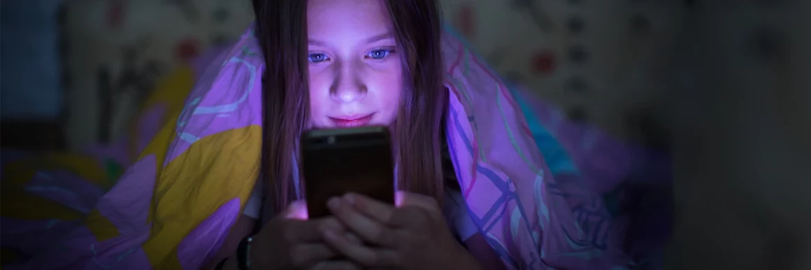 teen on smartphone in bed, teen on screen in dark room